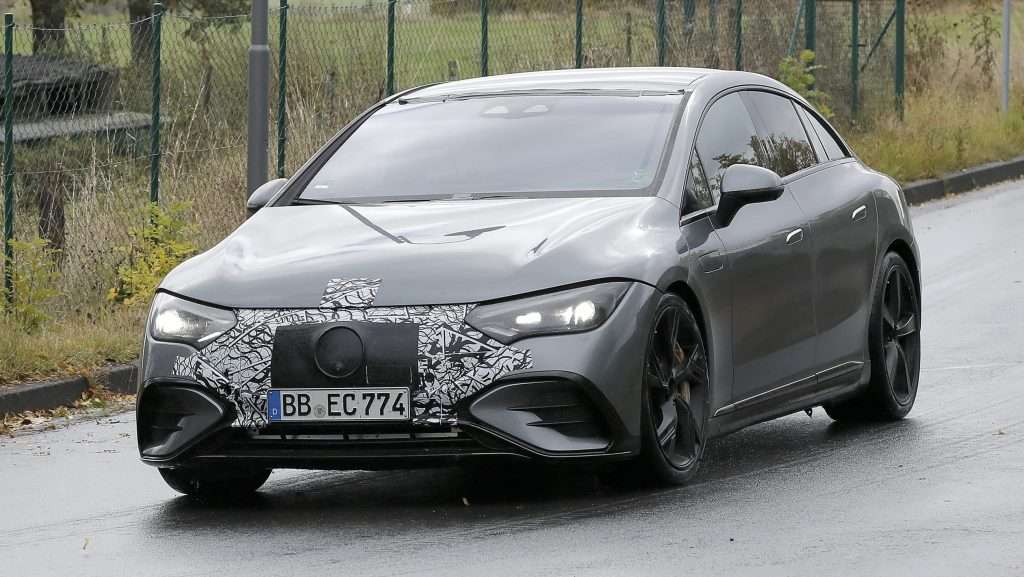 Новый Mercedes-AMG EQE 2022 года был замечен в минималистском камуфляже