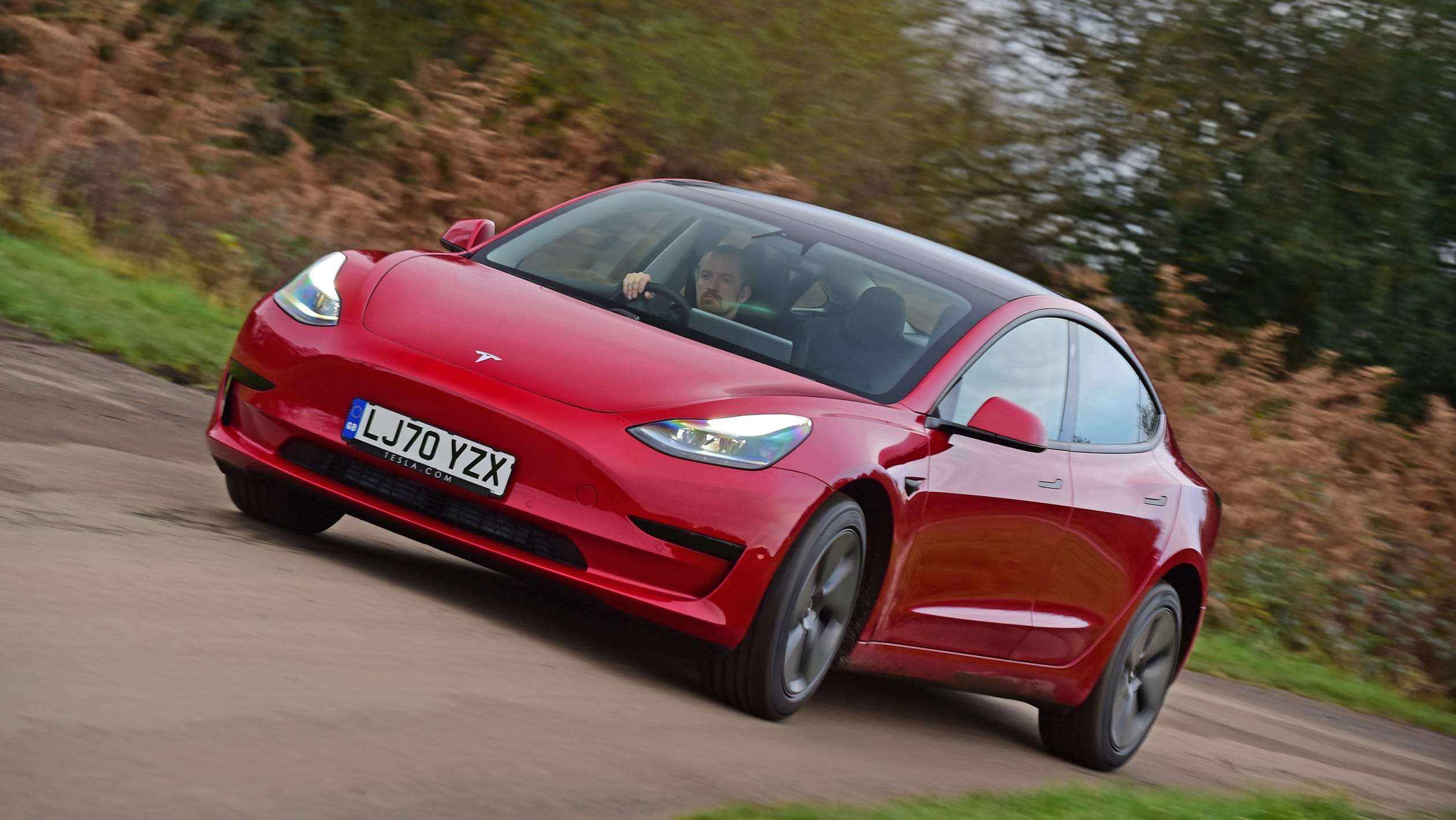 Tesla Model 3 saloon fron 3/4 cornering