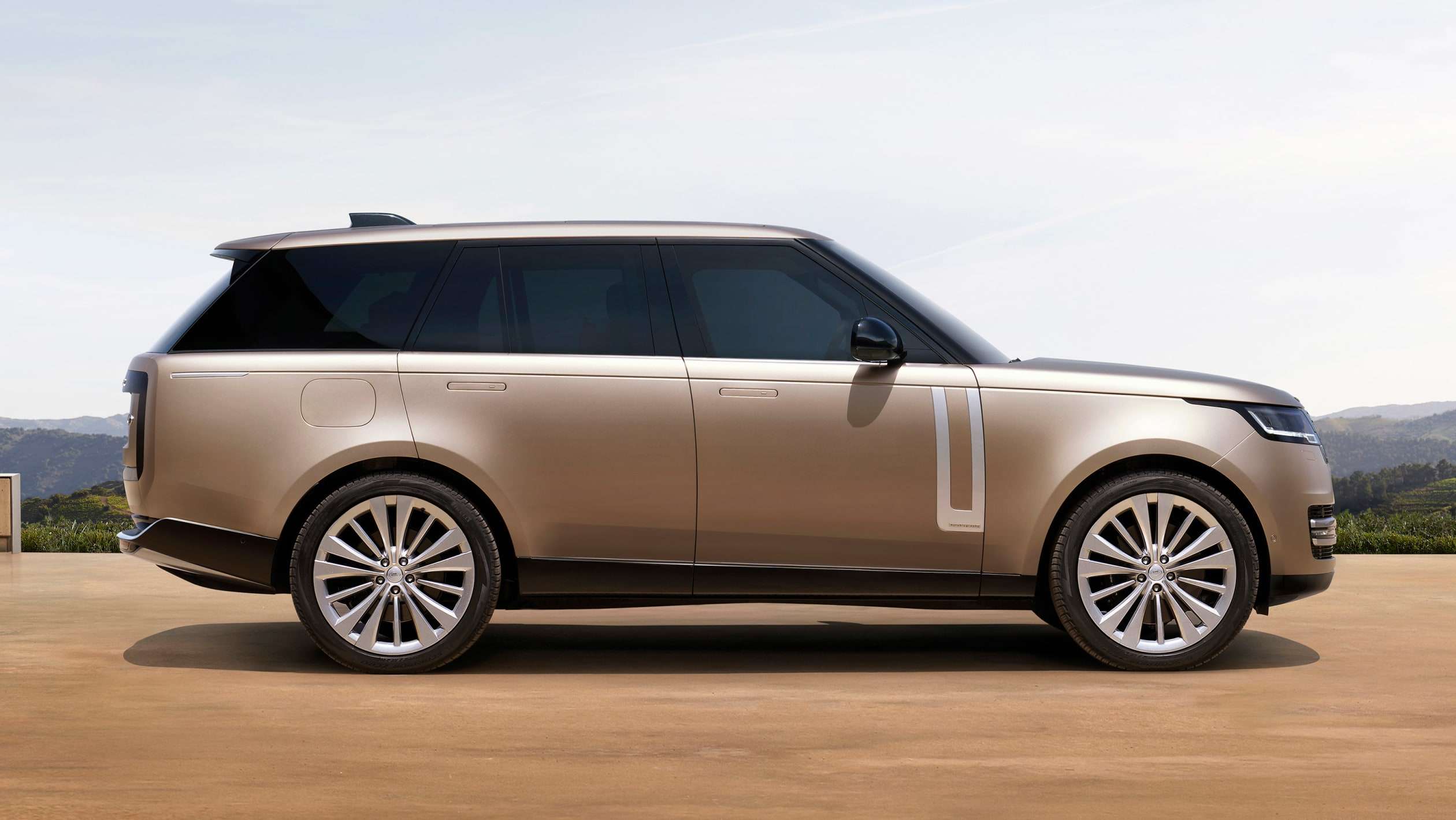 Новый Range Rover 2022 - вид сбоку