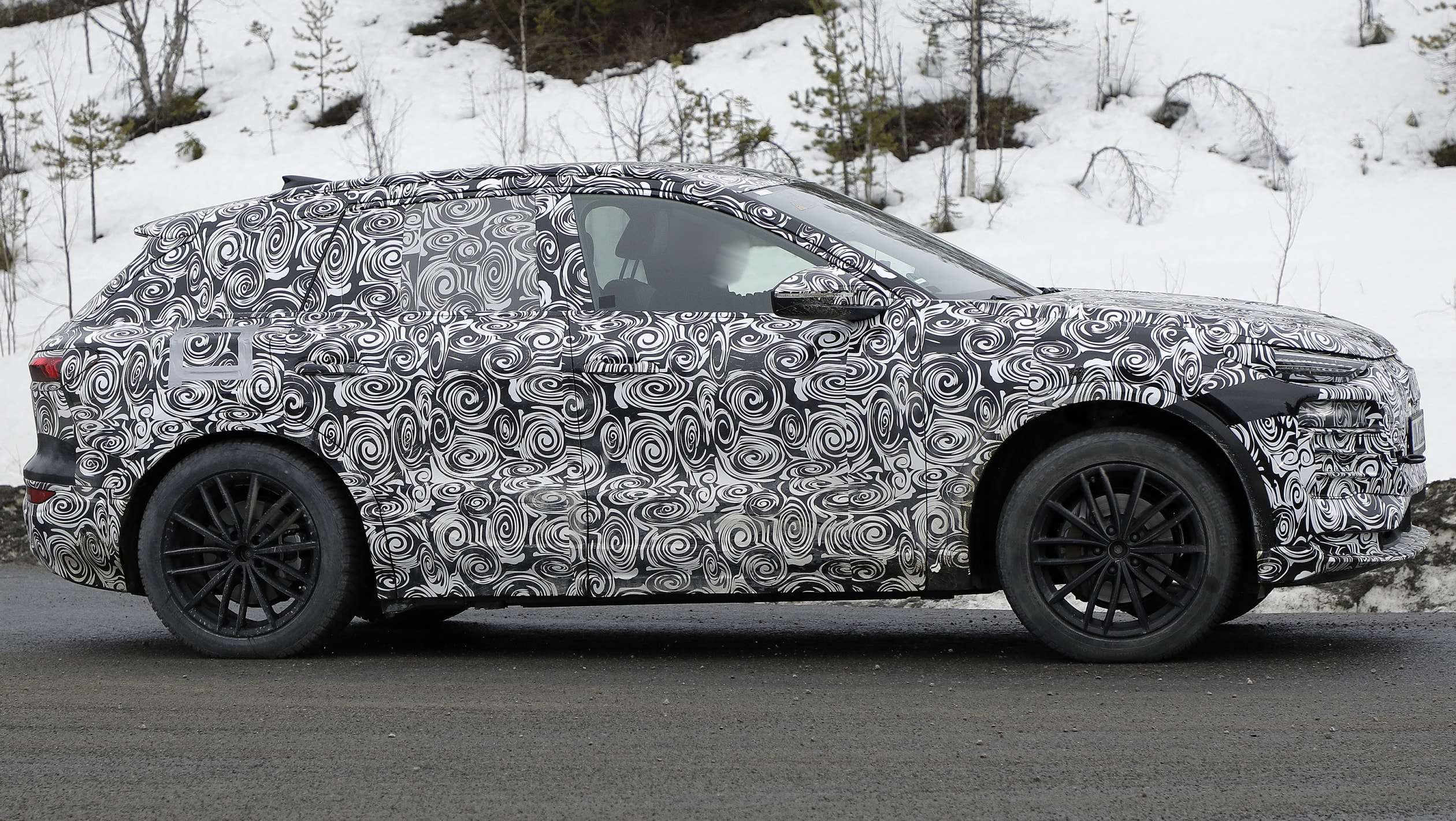 Audi Q6 e-tron - camouflaged side tracking