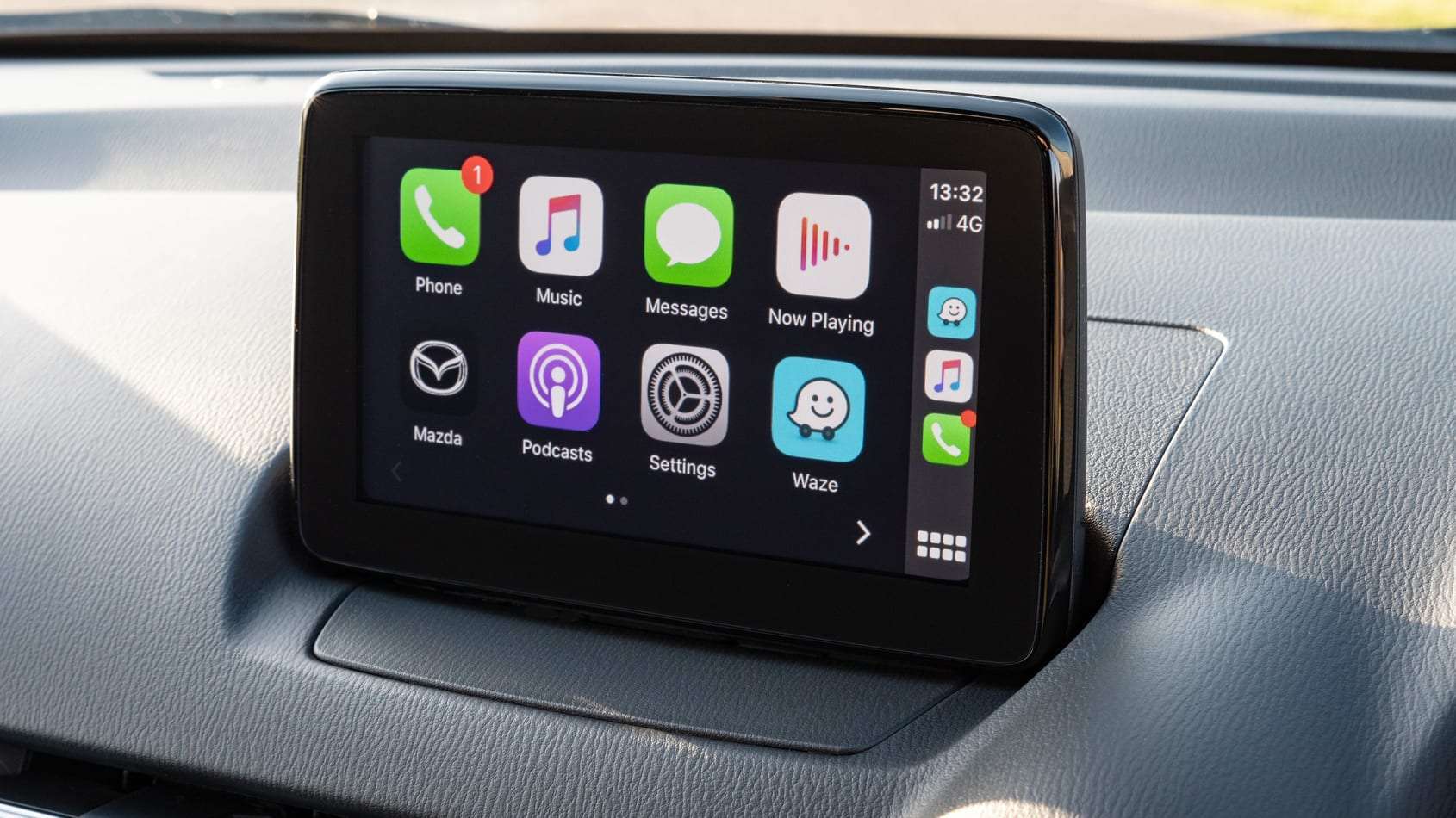 Mazda 2 - Apple CarPlay