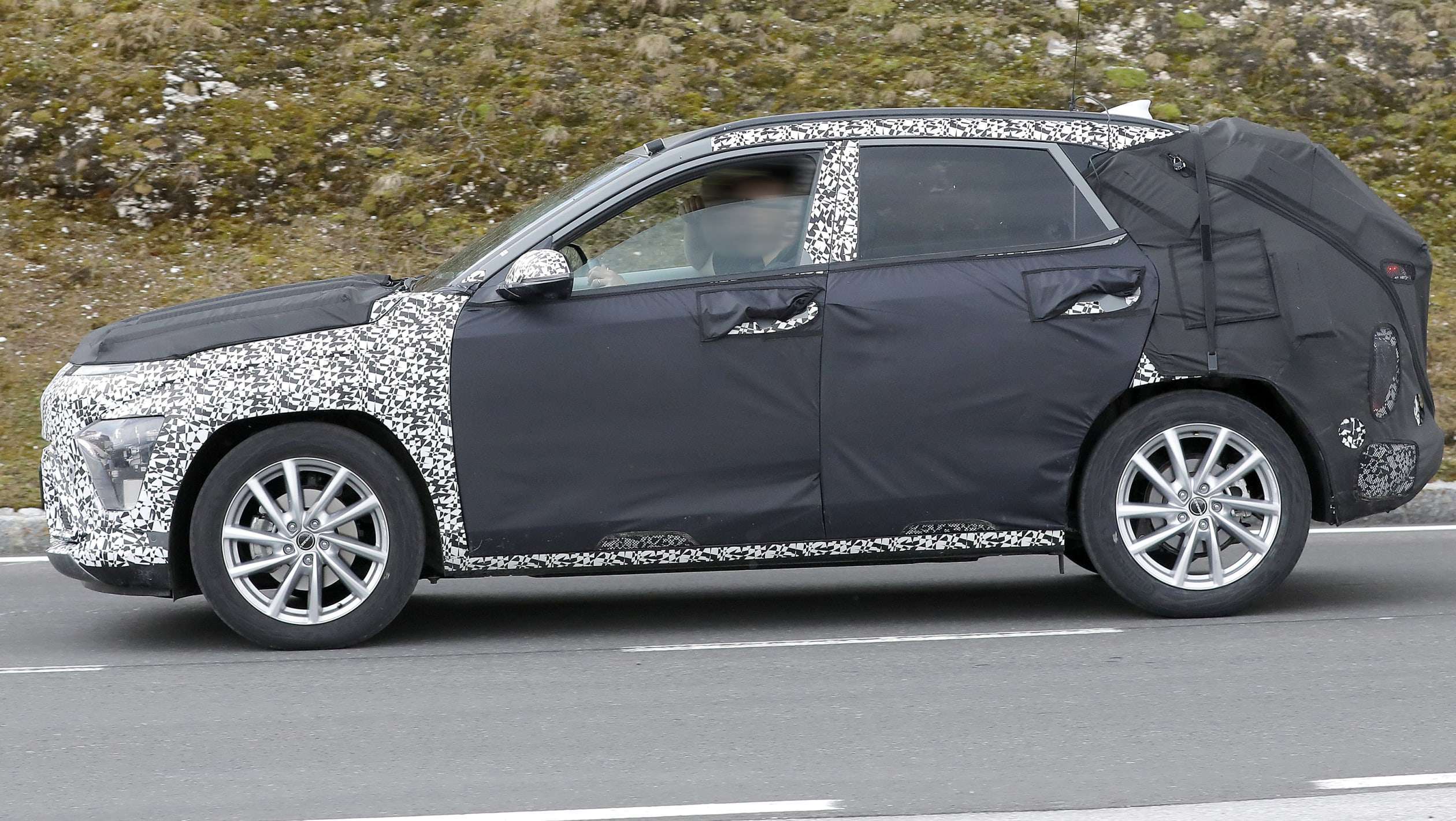 2023 Hyundai Kona test mule (Alps testing) - side tracking