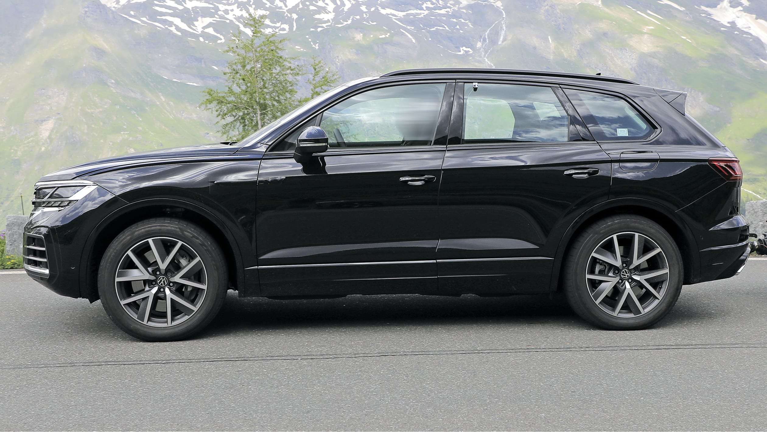 2023 VW Touareg spyshots - nearside