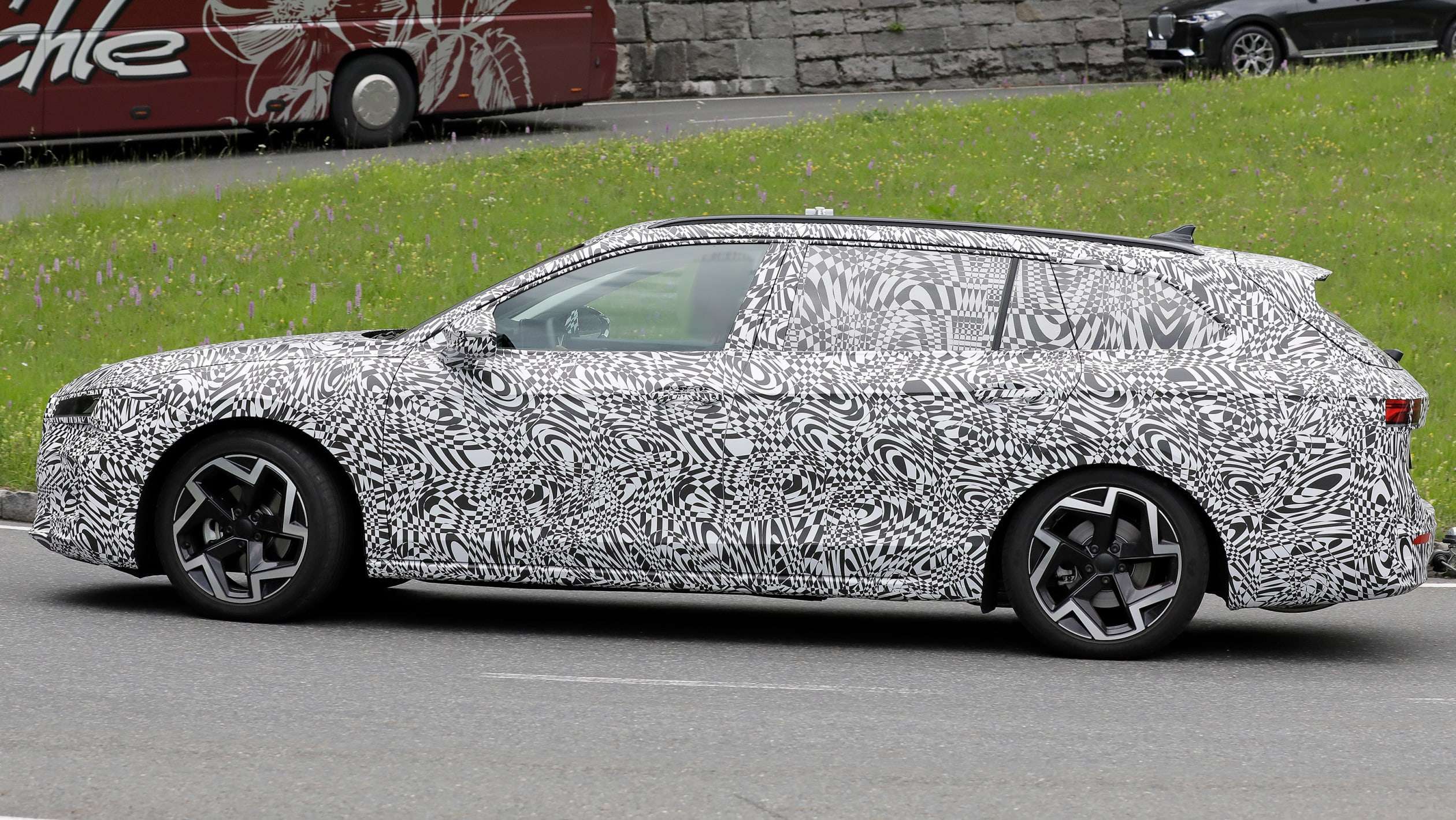 New Skoda Superb spyshots - side tracking