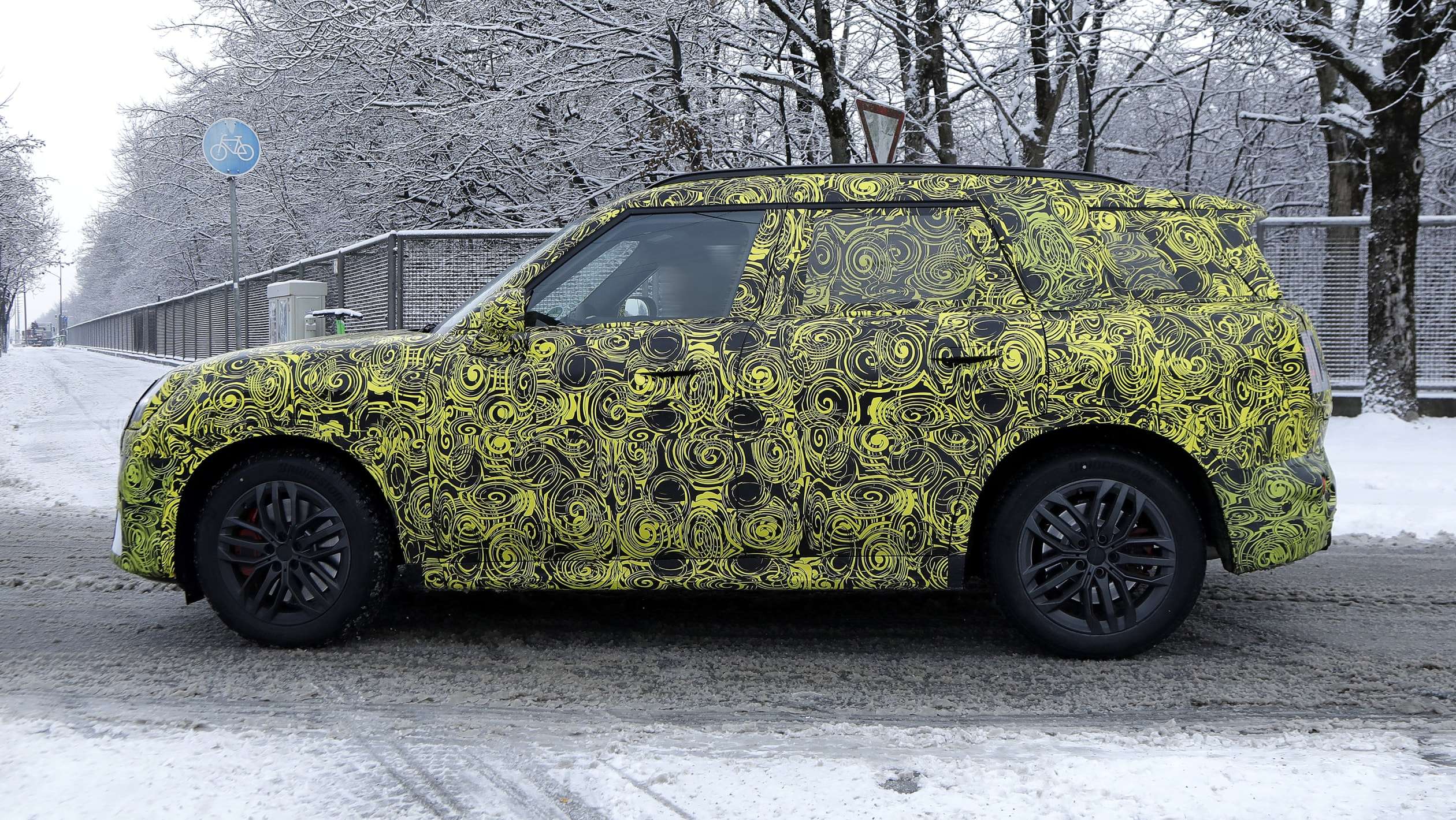 MINI Countryman (camouflaged) - side