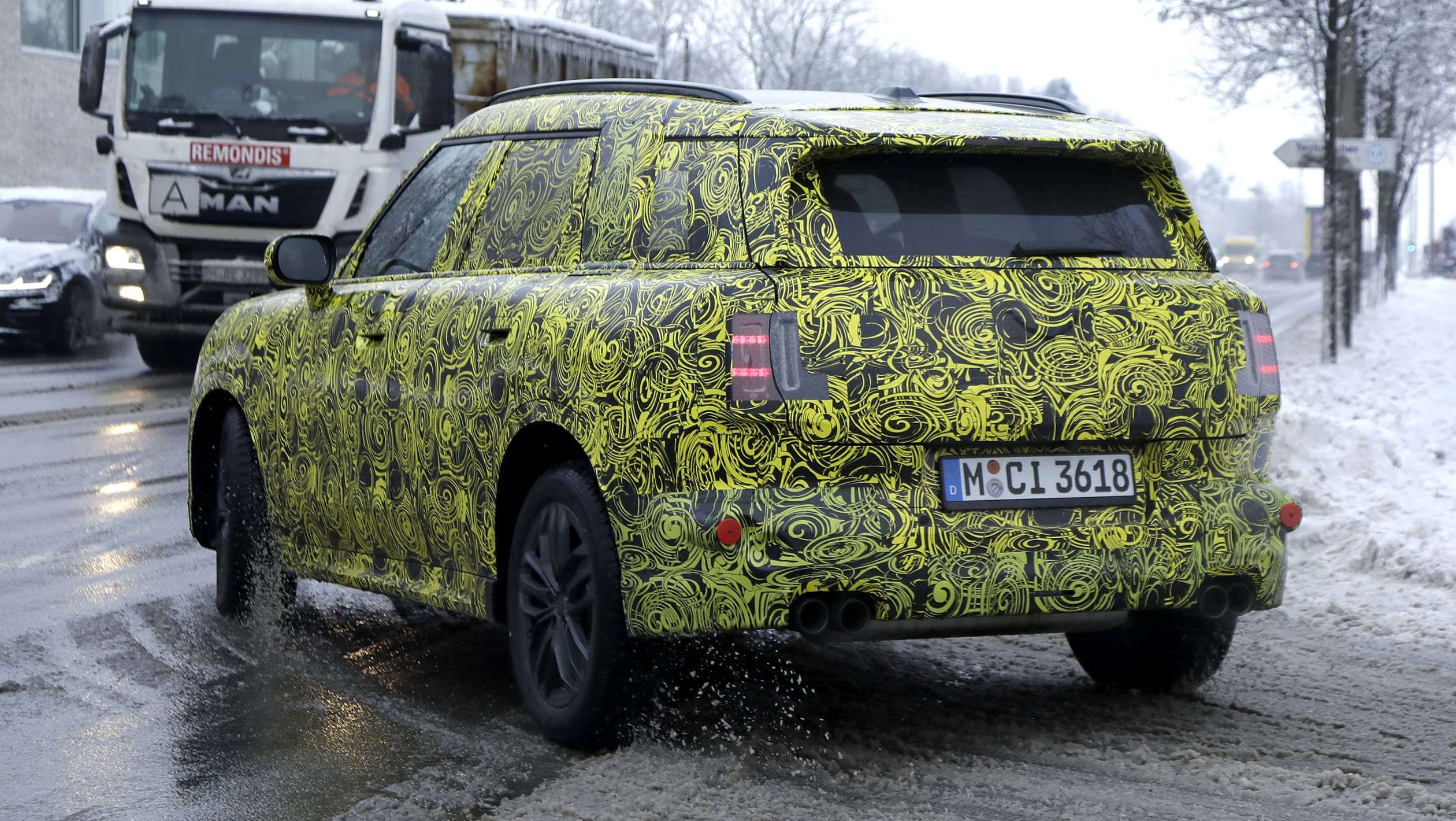 MINI Countryman (camouflaged) - rear cornering