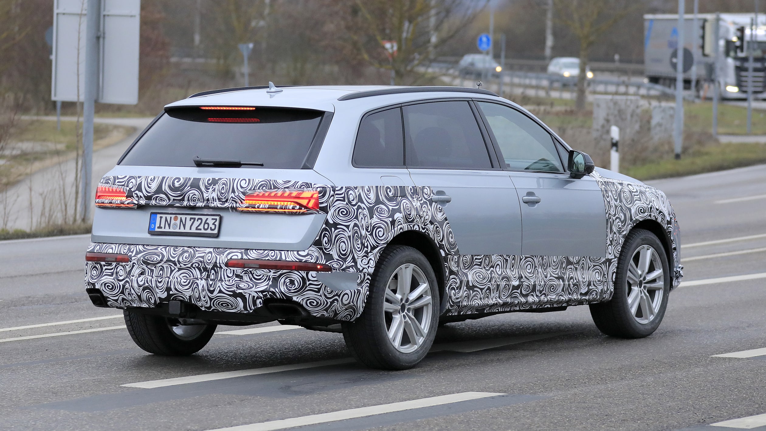 Audi Q7 facelift spy shots - rear