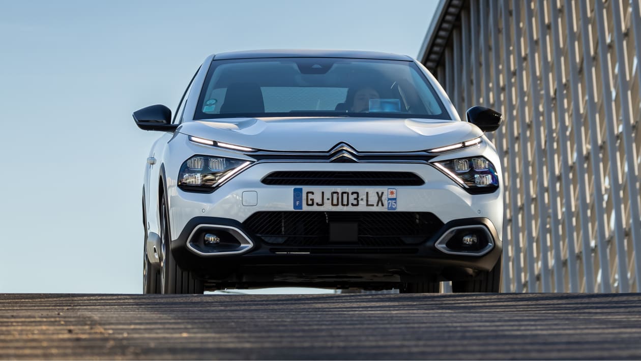 Citroen e-C4 X - переднее действие