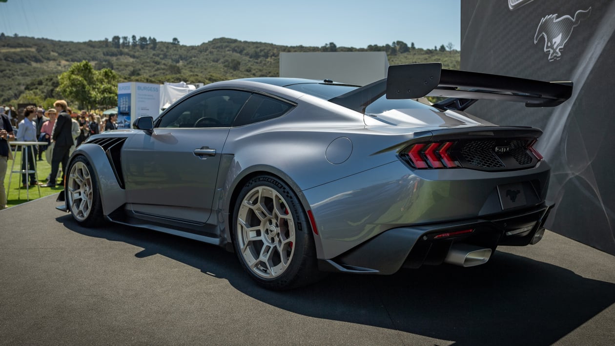 Ford Mustang GTD на выставке Monterey Car Week 2023 - задняя часть 3/4 статическая