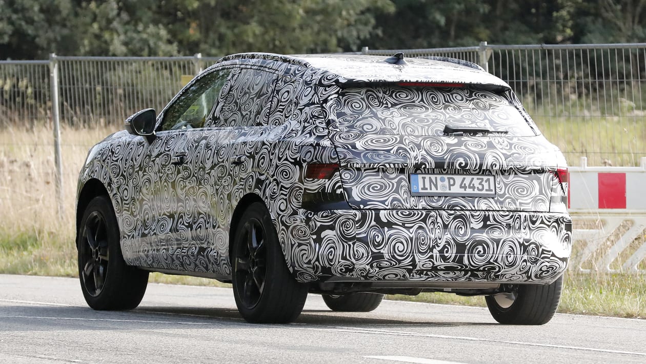 Audi Q3 2024 года (замаскированный) — прохождение задних поворотов