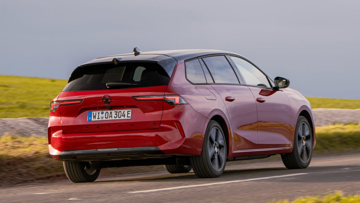 Vauxhall Astra Sports Tourer Electric — прохождение задних поворотов