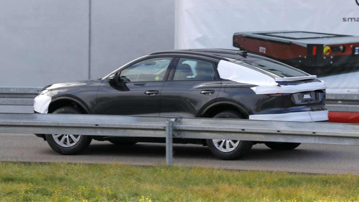 Audi Q6 e-tron Sportback (камуфлированный) — сбоку