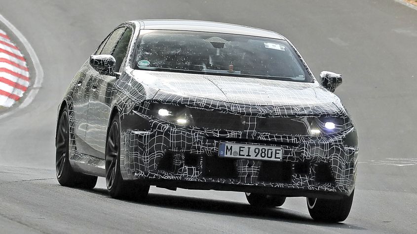 Тестирование BMW M5 Neue Klasse прогревается на Нюрбургринге