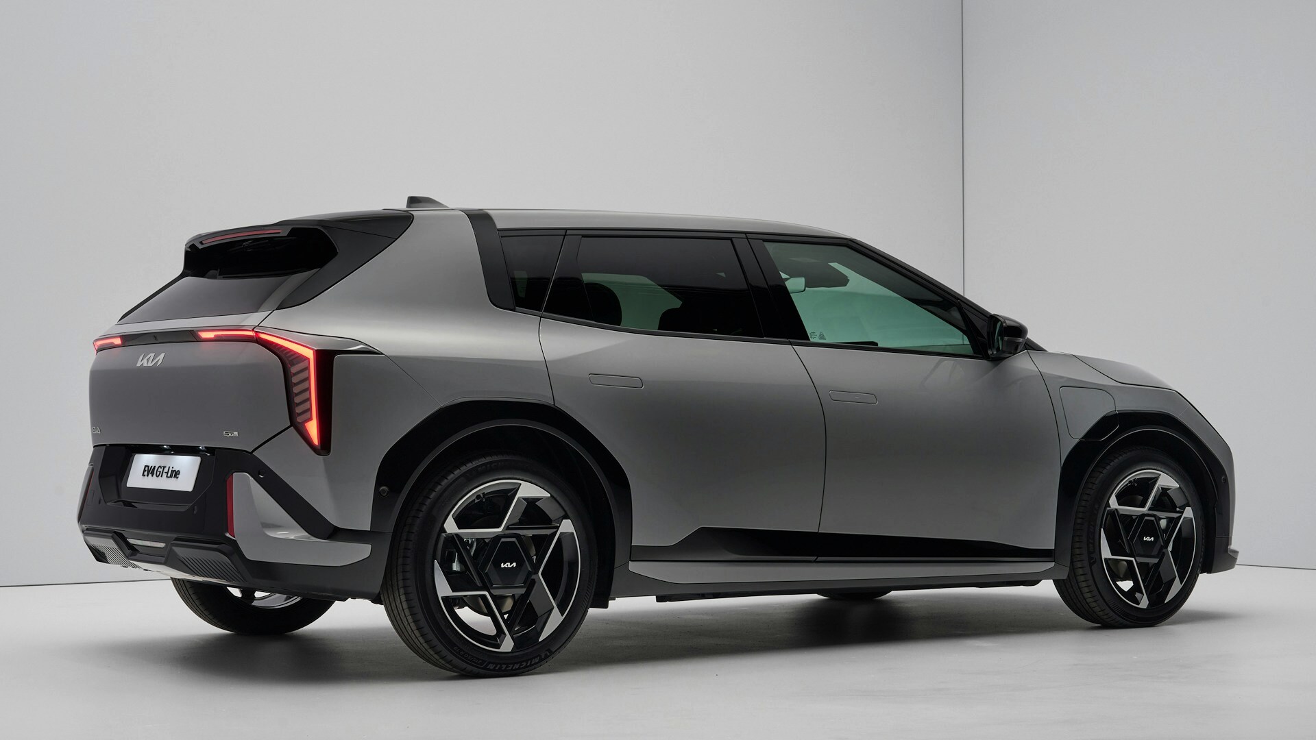 Kia EV4 GT Line - сзади