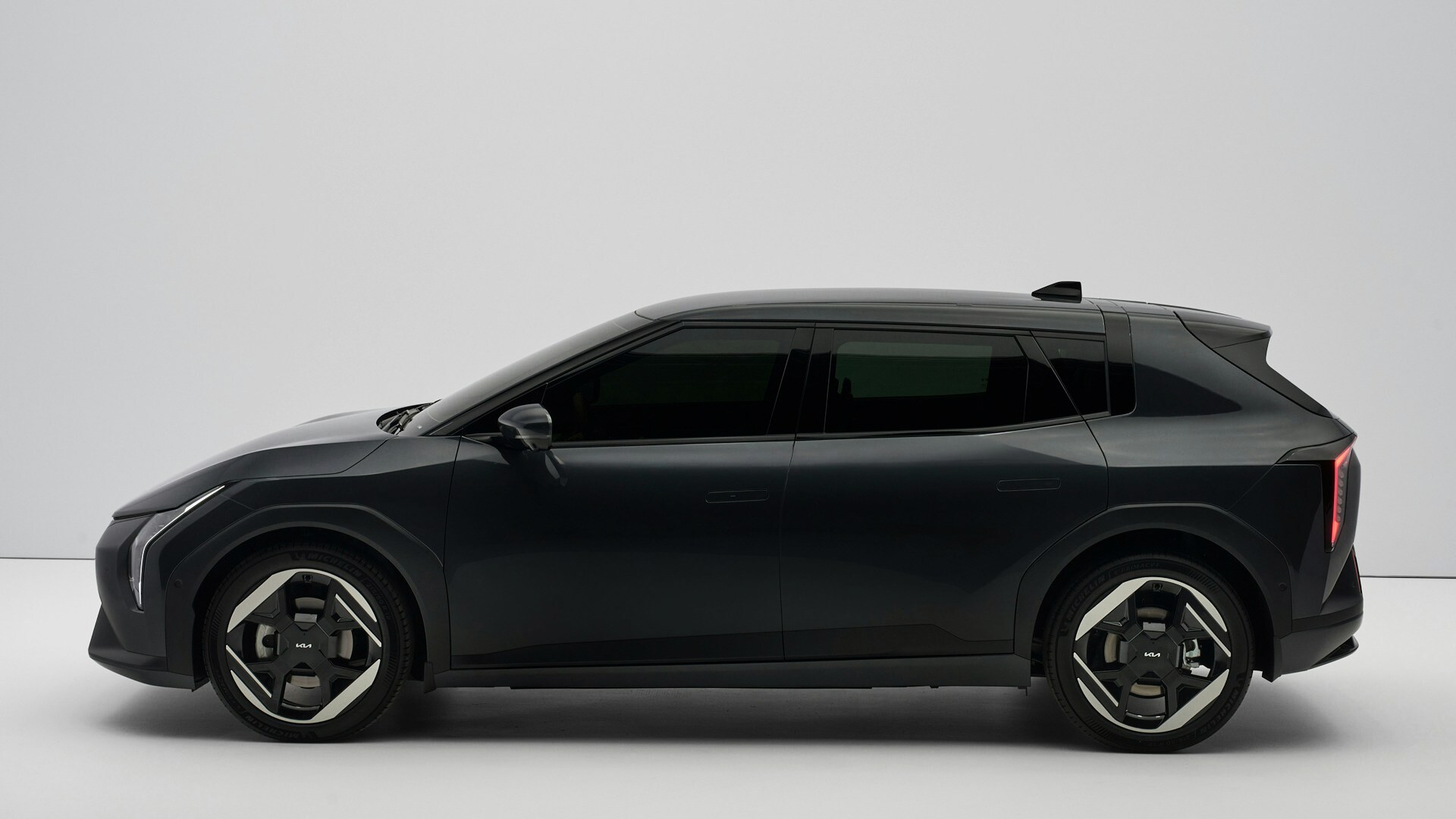 Kia EV4 - сбоку