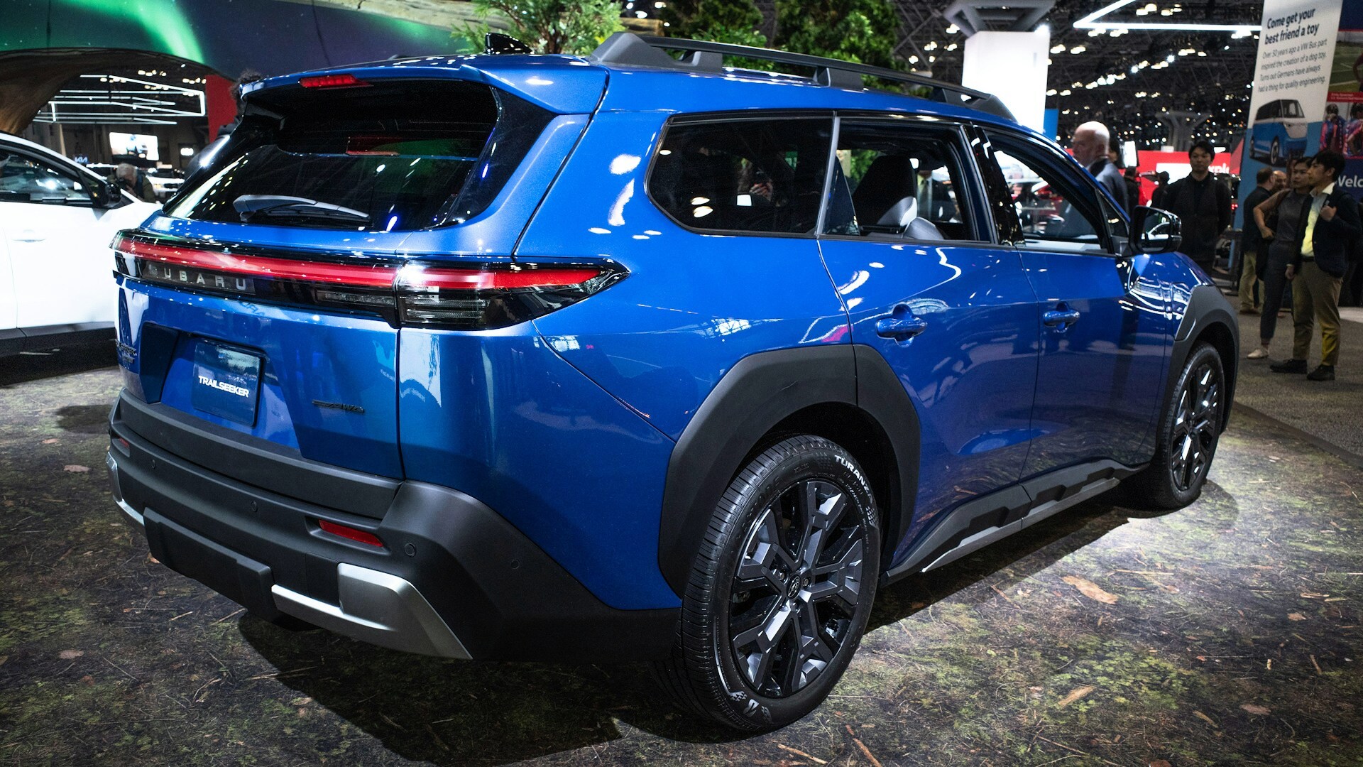 Subaru Trailseeker - показать заднюю часть