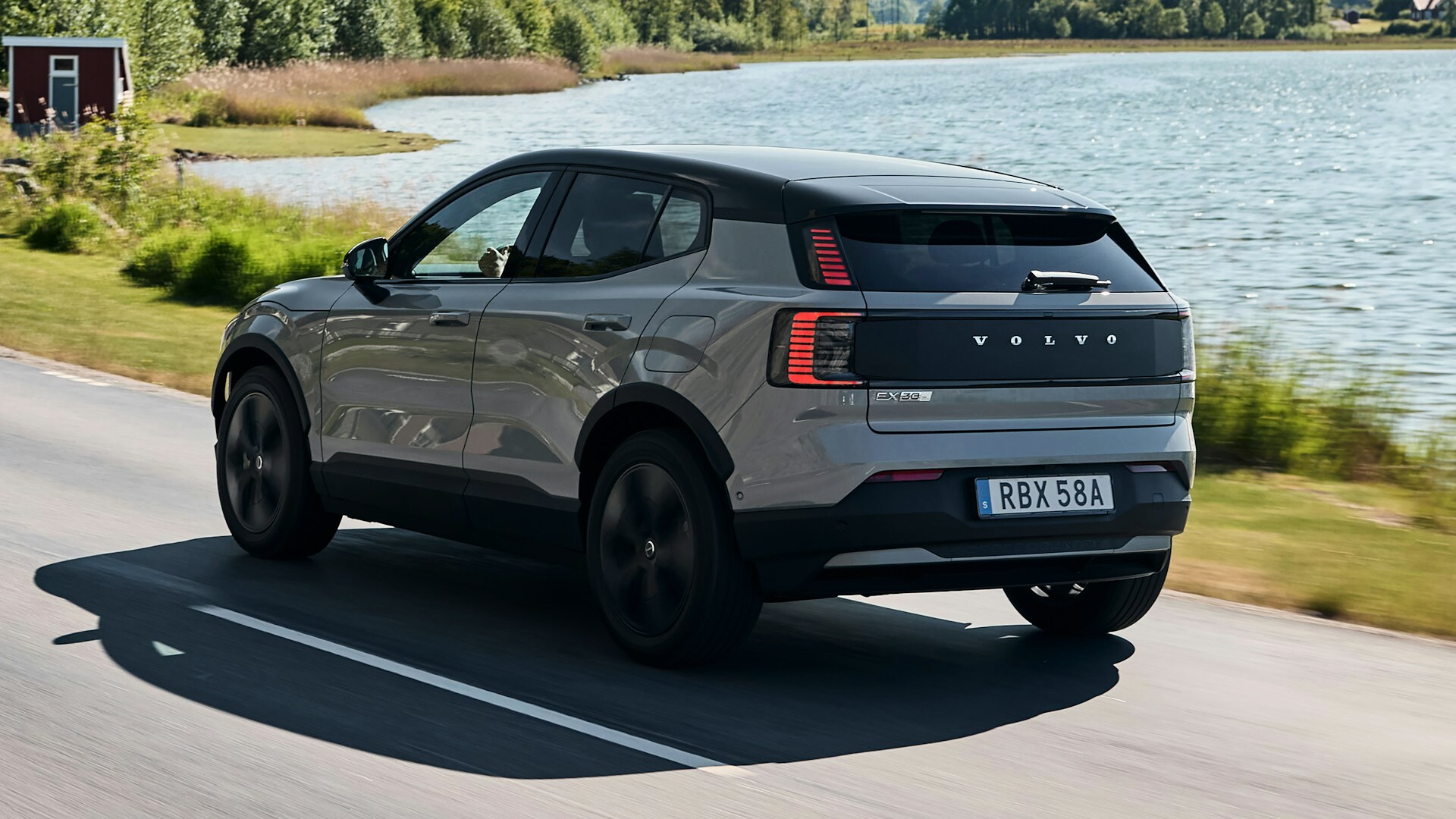 Volvo EX30 Cross Country - отслеживание задним ходом