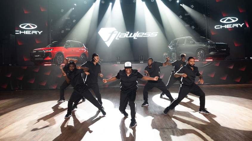 Танцовщицы позируют перед двумя внедорожниками Chery