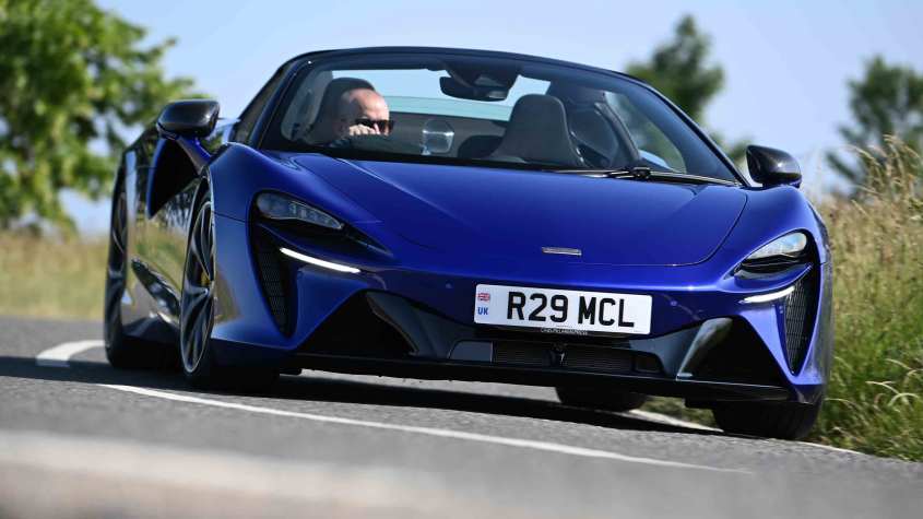 McLaren Artura Spider - в переднем повороте