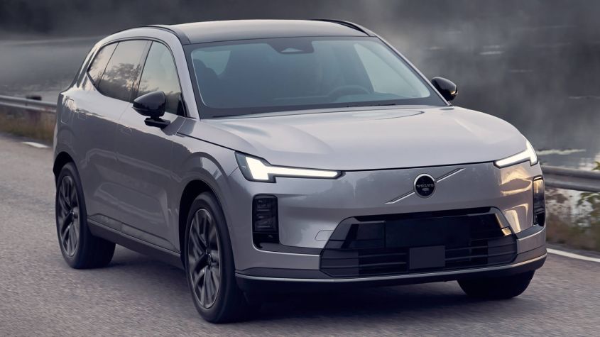 Совершенно новый гибридный Volvo XC70 получает огромный пробег 124 миль.