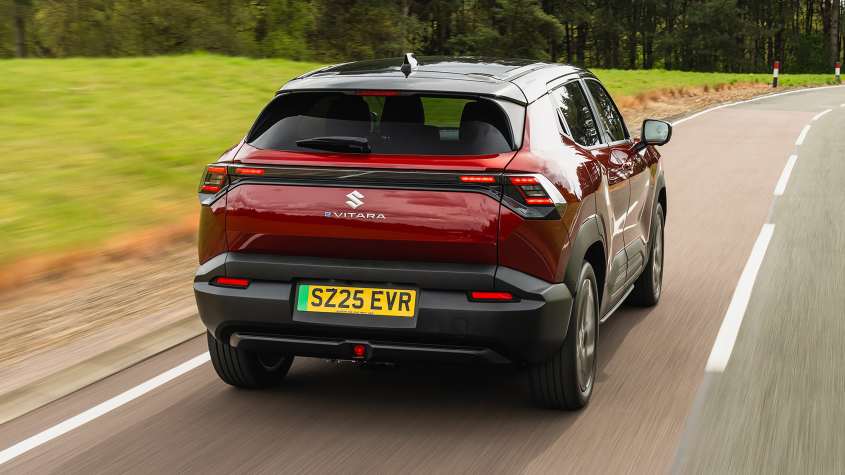 Suzuki e-Vitara - отслеживание задним ходом