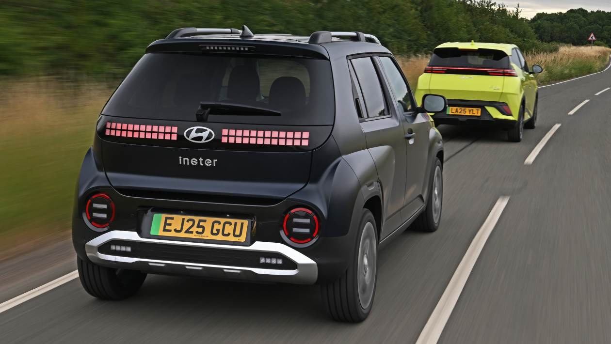 Hyundai Inster против BYD Dolphin Surf - отслеживание задним ходом