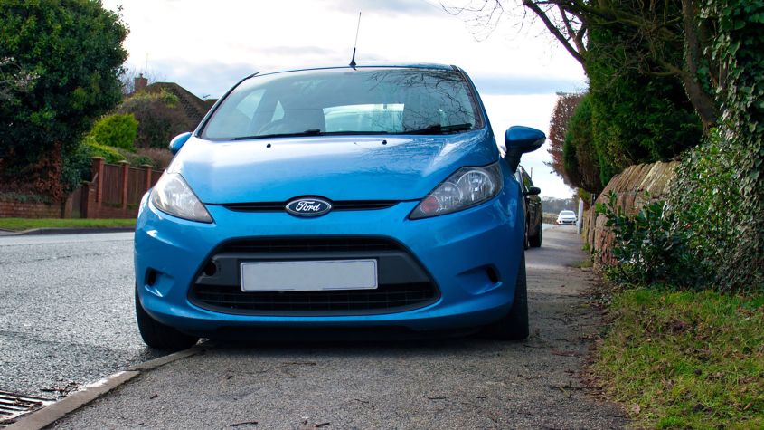 Следует ли в Великобритании запретить парковку на тротуаре?