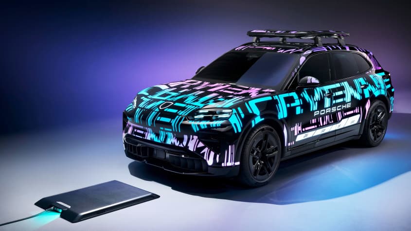 Беспроводная зарядка Porsche Cayenne EV - спереди