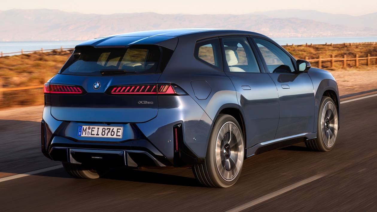 BMW iX3 - заднее действие