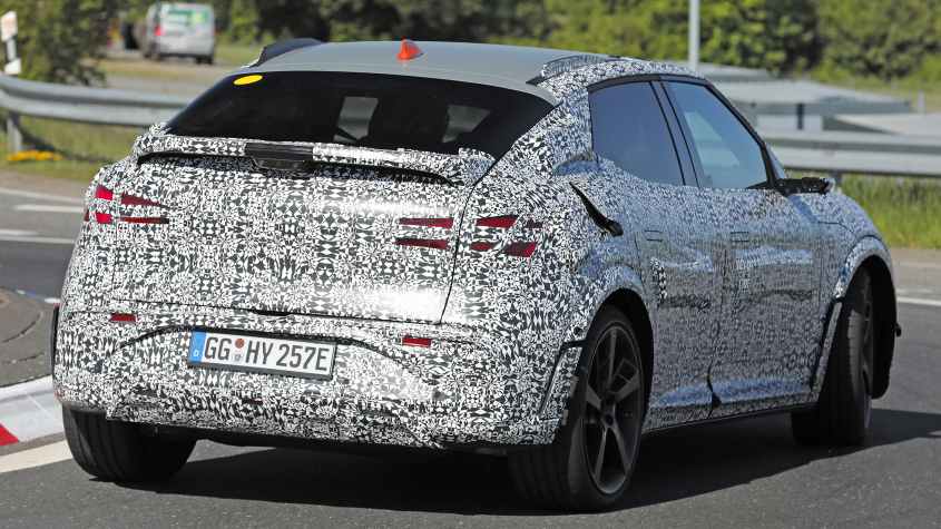 Genesis GV60 Magma - задняя 3/4