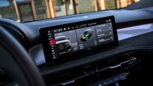 Alfa Romeo Tonale - экранный экран.