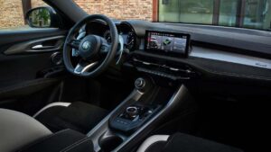 Alfa Romeo Tonale - салонный автомобиль.