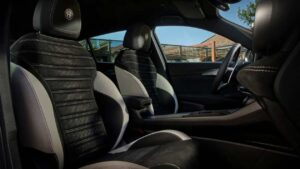 Alfa Romeo Tonale - передние сиденья.