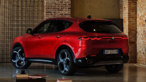 Alfa Romeo Tonale - задняя студия.