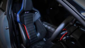 BMW M2 333i Edition - переднее сиденье.