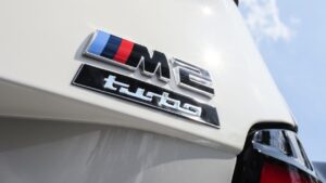 BMW M2 Turbo с задним значком.