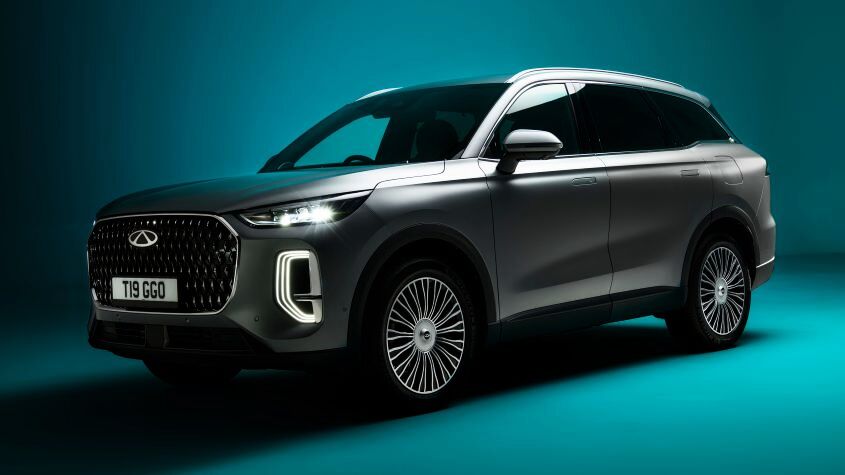 Новый Chery Tiggo 9 — это гибридный внедорожник, который делает все, включая огромный ассортимент электромобилей Chery Tiggo 9 - передняя часть.