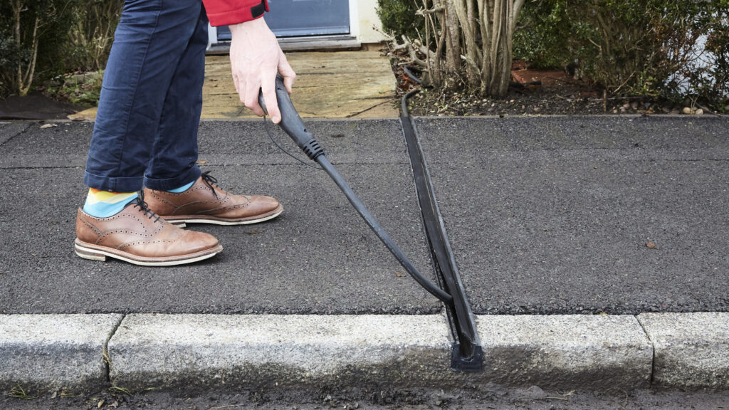 Поперечное зарядное решение для электромобилей с перекрестным мостом.