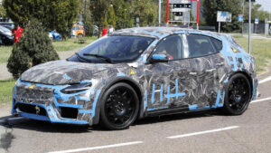 Шпионский выстрел Ferrari EV - под передним углом.