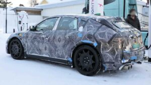 Ferrari EV Mule - задняя часть под углом.