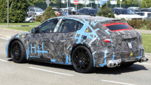 Шпионский выстрел Ferrari EV - задний угловой угол.