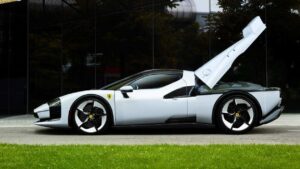 Ferrari SC40 - открытый автомобиль.