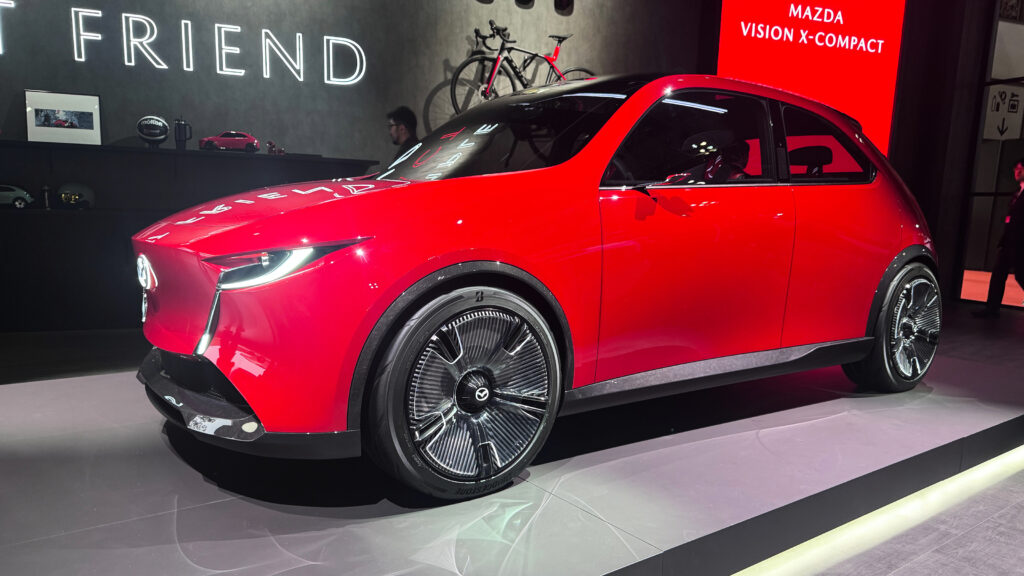 Mazda Vision X-Compact - спереди под углом.