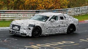 Тест купе Jaguar Type GT на боковой стороне автомобиля.