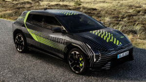 Kia EV4 GT - с передним углом.