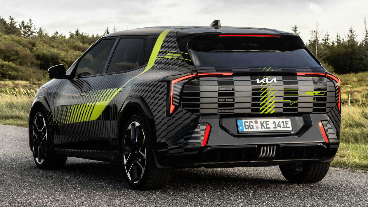 Kia EV4 GT - задняя часть под углом.