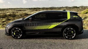 Kia EV4 GT - боковой профиль.