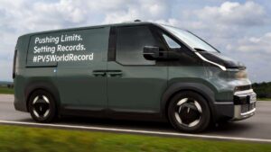 Рекордный Kia PV5 - динамичный передний угол переднего угла.