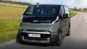 Рекордный Kia PV5 - передние 3/4 - передние 3/4.