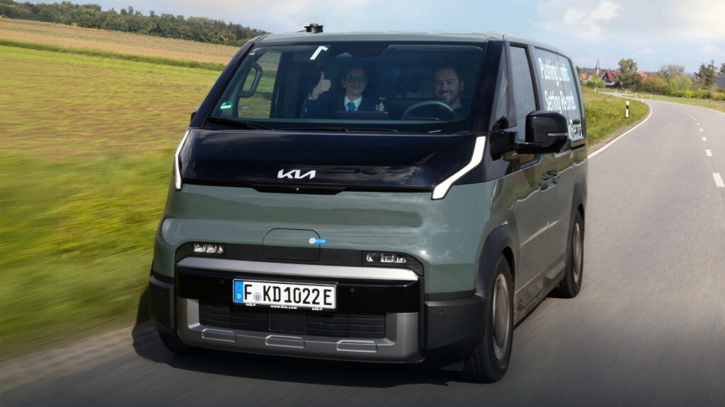 Рекордный Kia PV5 - передние 3/4 - передние 3/4.